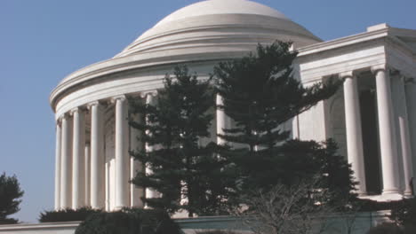 Primer-Plano-Del-Monumento-A-Jefferson-Iluminado,-Washington,-Década-De-1960