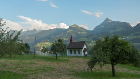 Kirche-Im-Vordergrund-Einer-Wunderschönen-Berglandschaft