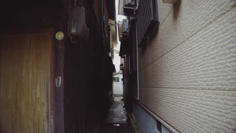 Narrow-Alley-Through-The-Village-Of-Saikazaki-Fishing-Port-In-Wakayama,-Japan