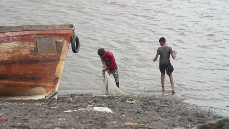 Dos-Hombres-Intentan-Pescar-En-La-Playa-De-Dumas