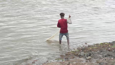 Fischer-Am-Ufer-Ziehen-Fischernetz-Aus-Dem-Meer