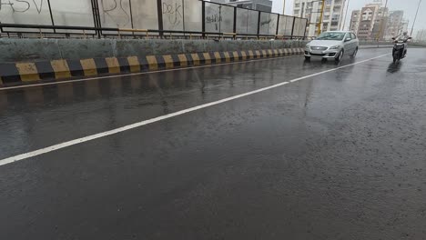 Vehículos-En-Problemas-En-Un-Puente-Elevado-Bajo-La-Lluvia-Continua