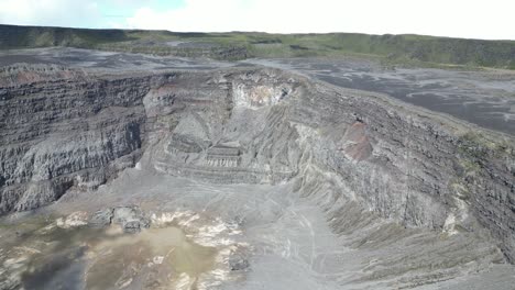 Vista-Aérea-Que-Muestra-El-Monte-Karthala-O-Volcán-Activo-Karthola-En-La-Isla-De-Gran-Comora-En-Comoras.-Dron-Sobrevuela-La-Formación-Del-Cráter