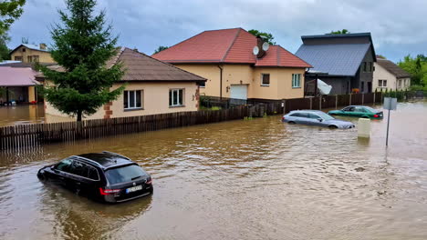 Hochwasser-Erreicht-Die-Haustüren-In-Einem-Wohnviertel-Und-Verdeutlicht-Die-Schweren-Wetterauswirkungen-Des-Klimawandels