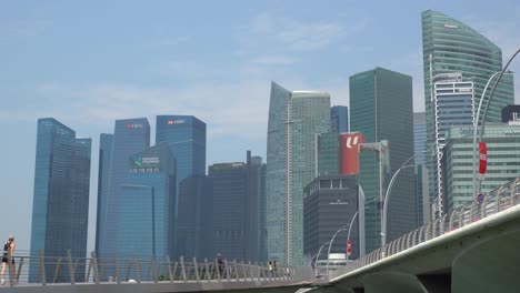 Blick-Auf-Die-Skyline-Von-Singapur-An-Einem-Sonnigen-Und-Feuchten-Tag