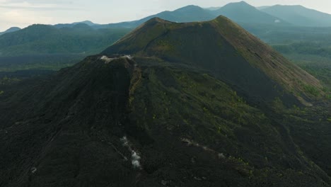 Toma-Aérea-Del-Cráter-Del-Volcán-Paricutín-En-Un-Día-Nublado