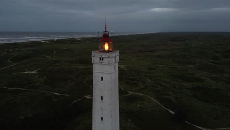 Breite-Drohne-Kreist-Im-Uhrzeigersinn-Um-Die-Spitze-Des-Blåvand-Leuchtturms-Mit-Leuchtfeuer-Auf