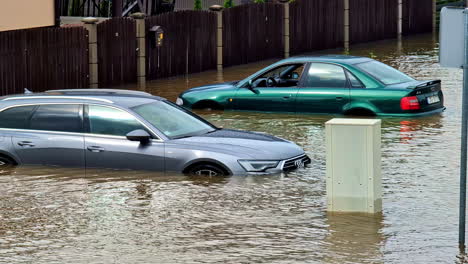 Zwei-Autos-Sind-In-Den-Fluten-Versunken-Und-Kämpfen-Mit-Den-Schweren-Wetterbedingungen,-Die-Das-Gebiet-Beeinträchtigen