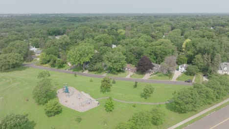 Vista-Aérea-Panorámica-Que-Captura-Un-Parque-Vacío-En-Minnesota,-EE.-UU.,-Durante-Una-Tarde-De-Verano