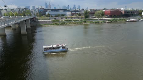 Vistula-River-boat-tourist-sightseeing-excursion,-Swietokrzyski-Bridge