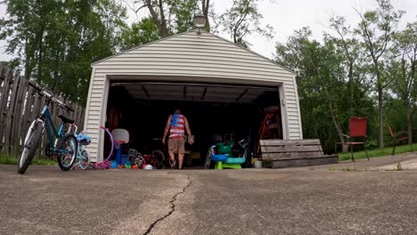 Zeitrafferaufnahme-Einer-Person-Beim-Reinigen-Und-Aufräumen-Einer-Garage-Voller-Spielsachen,-Werkzeuge-Und-Geräte