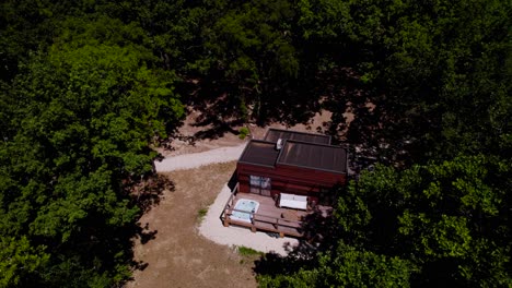 Luftaufnahme-über-Einem-Wunderschönen-Holzhaus-Im-Wald-Mit-Swimmingpool,-Außenansicht