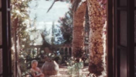 Kaukasische-Frau-Entspannt-Sich-Im-Luxusgarten-Unter-Palmen,-Dubrovnik,-1960er-Jahre