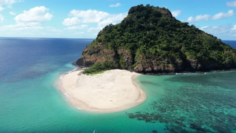 Mohéli-O-Mwali,-Parte-De-La-Unión-De-Las-Comoras,-Aproximación-Con-Drones,-Pequeño-Islote-Con-Playa-Tropical-De-Arena-Blanca-Y-Mar-Índico-De-Aguas-Cristalinas-De-Un-Azul-Prístino