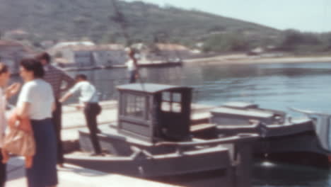 Autobús-De-Los-Años-60-Dando-Marcha-Atrás-Para-Recoger-Turistas-Junto-Al-Mar-En-La-Costa-De-Dubrovnik