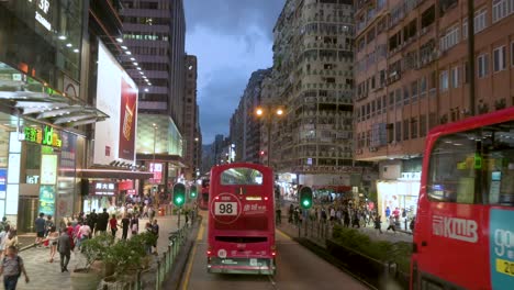 Desde-Una-Perspectiva-Elevada,-Una-Vista-Nocturna-Del-área-De-Mong-Kok-En-Hong-Kong-Revela-Taxis-Y-Autobuses-Públicos-Que-Recorren-Las-Concurridas-Calles-De-Kowloon.