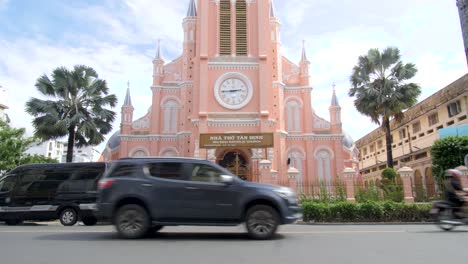 Iglesia-De-Tan-Dinh,-Monumento-Religioso,-Diseño-Arquitectónico-De-Edificio-De-Color-Rosa