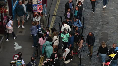 Waiting-in-Victoria-Street,-Edinburgh,-Scotland