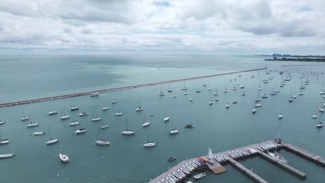 Plataforma-Aérea-Con-Muchos-Barcos-Atracados-En-El-Muelle-De-Los-Rascacielos-Del-Centro-De-Chicago-En-Un-Día-Soleado-Con-Lago