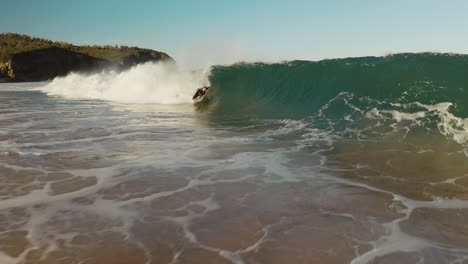 Un-Surfista-Se-Sube-A-Una-Gran-Ola,-Surfeando-En-Sydney,-Fotografía-Tomada-Con-Un-Dron