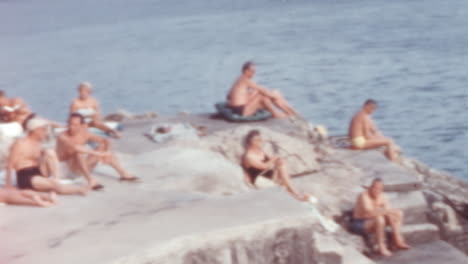 Terrasse-An-Der-Felsigen-Küste-Dalmatiens-Mit-Menschen-Beim-Sonnenbaden-Und-Entspannen-In-Den-1960er-Jahren