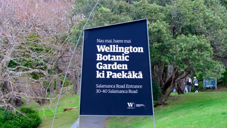 Señal-De-Entrada-Al-Jardín-Botánico-De-Wellington,-Ki-Paekākā,-En-La-Capital-De-Nueva-Zelanda,-Aotearoa