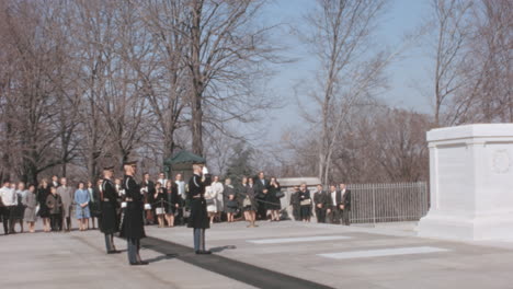 Drei-Soldaten-Salutieren-Am-Grab-Des-Unbekannten-Soldaten,-Arlington-Cemetery,-1950er-Jahre