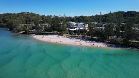 Turistas-En-El-Parque-Kevin-Gates-Durante-El-Verano-En-Burleigh-Heads,-Queensland,-Avenida-Awoonga,-Gold-Coast,-Australia