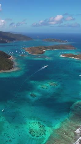 Toma-Aérea-Vertical-Con-Dron,-Islas-Vírgenes-Británicas,-Panorama-Aéreo-De-La-Costa,-Arrecifes-De-Coral-Y-Paisaje