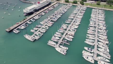 Aerial-Dolly-Viele-Boote-Angedockt-Am-Pier-In-Chicago-Downtown-Wolkenkratzer-An-Sonnigen-Tag