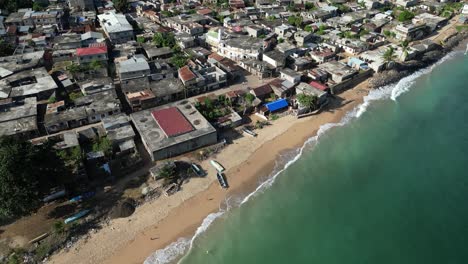 Drohnenflug-über-Einem-Afrikanischen-Küstendorf-Am-Mosambik-Kanal,-Den-Komoren,-Einem-Vulkanischen-Archipel-Vor-Der-Afrikanischen-Ostküste