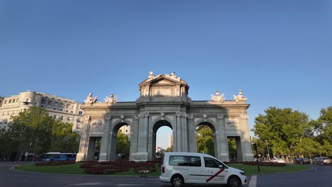 La-Puerta-De-Alcalá-En-La-Ciudad-De-Madrid,-España,-Fotografiada-Antes-Del-Atardecer-Con-Un-Cielo-Azul