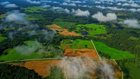 Tierra-Fértil-Fresca,-Vista-Aérea-Del-Campo-De-Letonia-Con-Bosques-Y-Campos