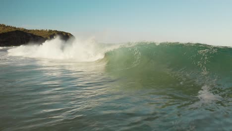 Bodyboarder-Macht-Einen-Salto-Auf-Einer-Meereswelle