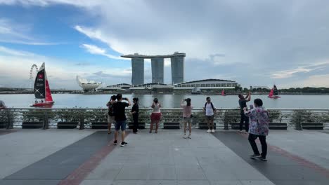 Turistas-Tomando-Fotografías-Del-Emblemático-Hotel-Marina-Bay-Sands-En-Singapur