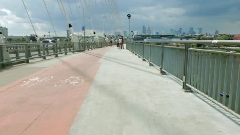 Transporte-Seguro-En-Bicicleta,-Monumento-Urbano-Europeo,-Puente-Atirantado