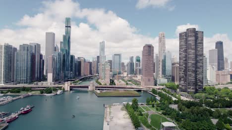 Vista-Aérea-Del-Horizonte-Del-Centro-De-Chicago,-Vista-De-Edificios-Y-Drones-A-Lo-Largo-De-Los-Rascacielos-En-Un-Día-Soleado,-Dolly-En-Long-Island