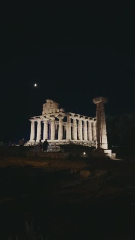 Vertikales-Video-Der-Griechischen-Tempel-Von-Paestum-Bei-Nacht