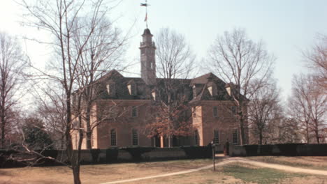 Edificio-Del-Capitolio-En-Williamsburg-Enmarcado-Por-árboles,-Virginia,-Década-De-1950