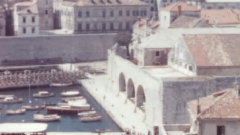 Vista-Aérea-Del-Gran-Arsenal-De-Dubrovnik-Con-Barcos-Amarrados-En-La-Década-De-1960