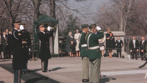 Veteranen-Salutieren-In-Der-Nähe-Des-Grabes-Des-Unbekannten-Soldaten,-Hornist-Und-Soldaten-Dahinter