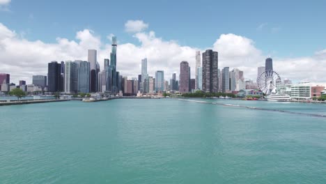 Vista-Aérea-Del-Horizonte-Del-Centro-De-Chicago-Desde-Un-Dron-Junto-Con-Los-Rascacielos-En-Un-Día-Soleado