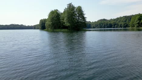 Niedriger-Drohnenflug-über-Dem-Seewasser-Um-Eine-Kleine-Insel