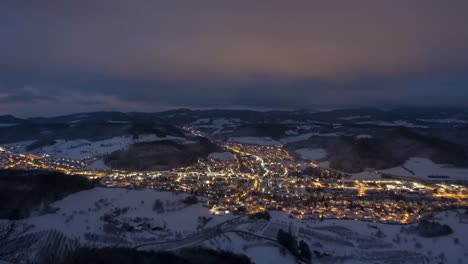 Vídeo-Time-lapse-De-Un-Pequeño-Pueblo-Rural-O-Una-Ciudad-Durante-El-Invierno-Mientras-La-Noche-Se-Convierte-En-Día.