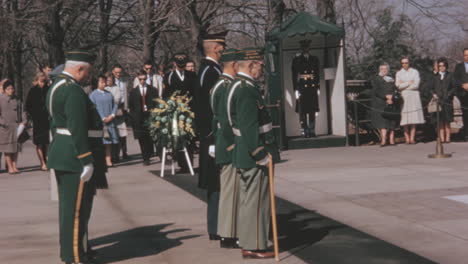 Veteranos-De-Pie-En-La-Primera-Fila-De-Una-Ceremonia-Militar,-Cementerio-De-Arlington,-Década-De-1950