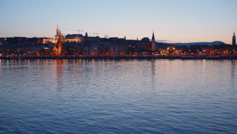 Budapest,-Ruhige-Donau-In-Der-Frühen-Nacht,-Nach-Sonnenuntergang