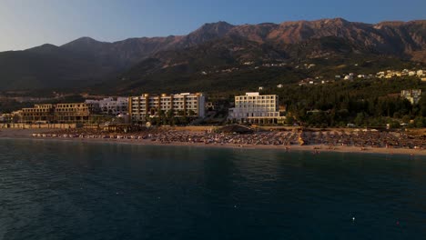 Resorts-Y-Hoteles-Para-Vacaciones-De-Verano-En-La-Costa-Jónica-En-Drimadhes-Durante-El-Crepúsculo-De-La-Hora-Dorada