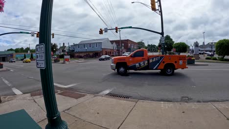 Time-lapse-of-traffic-and-pedestrians-at-a-city-intersection,-capturing-the-rhythm-of-urban-life