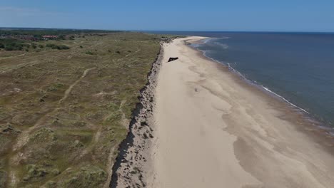 Drone,-Cometa-Aérea-Volando-Sobre-El-Fondo-De-Cielo-Azul-De-La-Playa-Del-Norte-De-Norfolk,-Reino-Unido