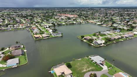 Toma-Aérea-De-Una-Villa-De-Lujo-Y-Una-Mansión-En-Una-Isla-En-Cape-Coral,-Florida,-Durante-Un-Día-Soleado